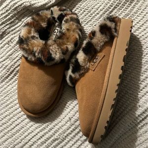 NEW ✨ UGG CLUGGETTE LEOPARD WOMEN SLIPPERS SUEDE CHESTNUT Women’s US 6